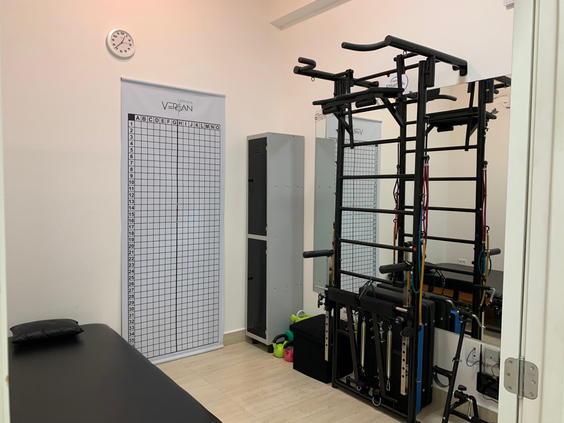 Estúdio de Pilates da Clínica Versan com aparelhos
