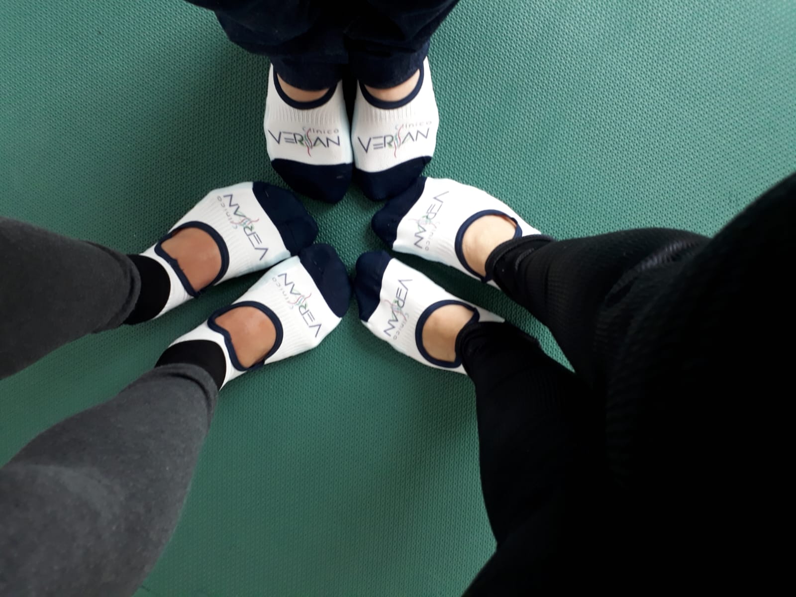 Equipe da Clínica Versan reunida no estúdio de pilates
