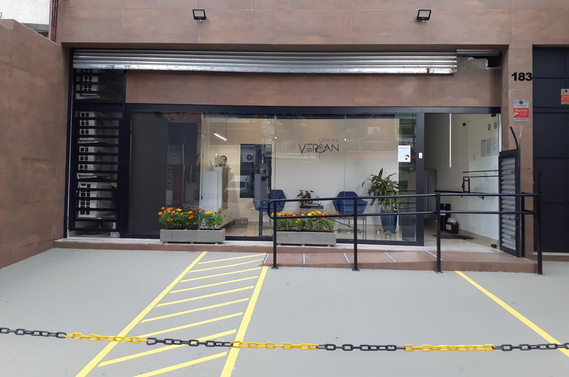 Fachada da unidade da Clínica Versan na Vila Mariana
